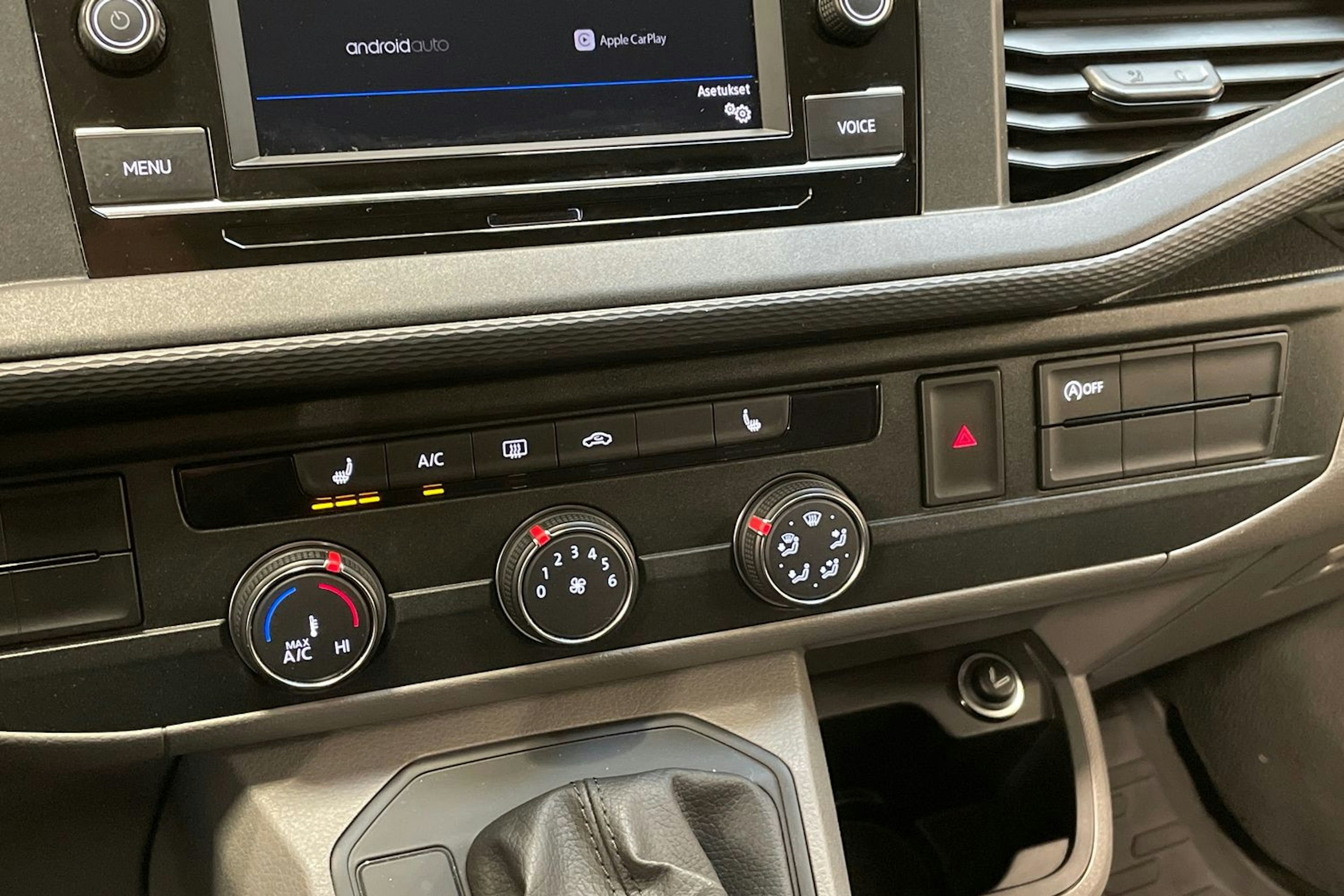 valkoinen Volkswagen Transporter 2024 kuva 22.