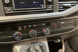 valkoinen Volkswagen Transporter 2024 kuva 22.