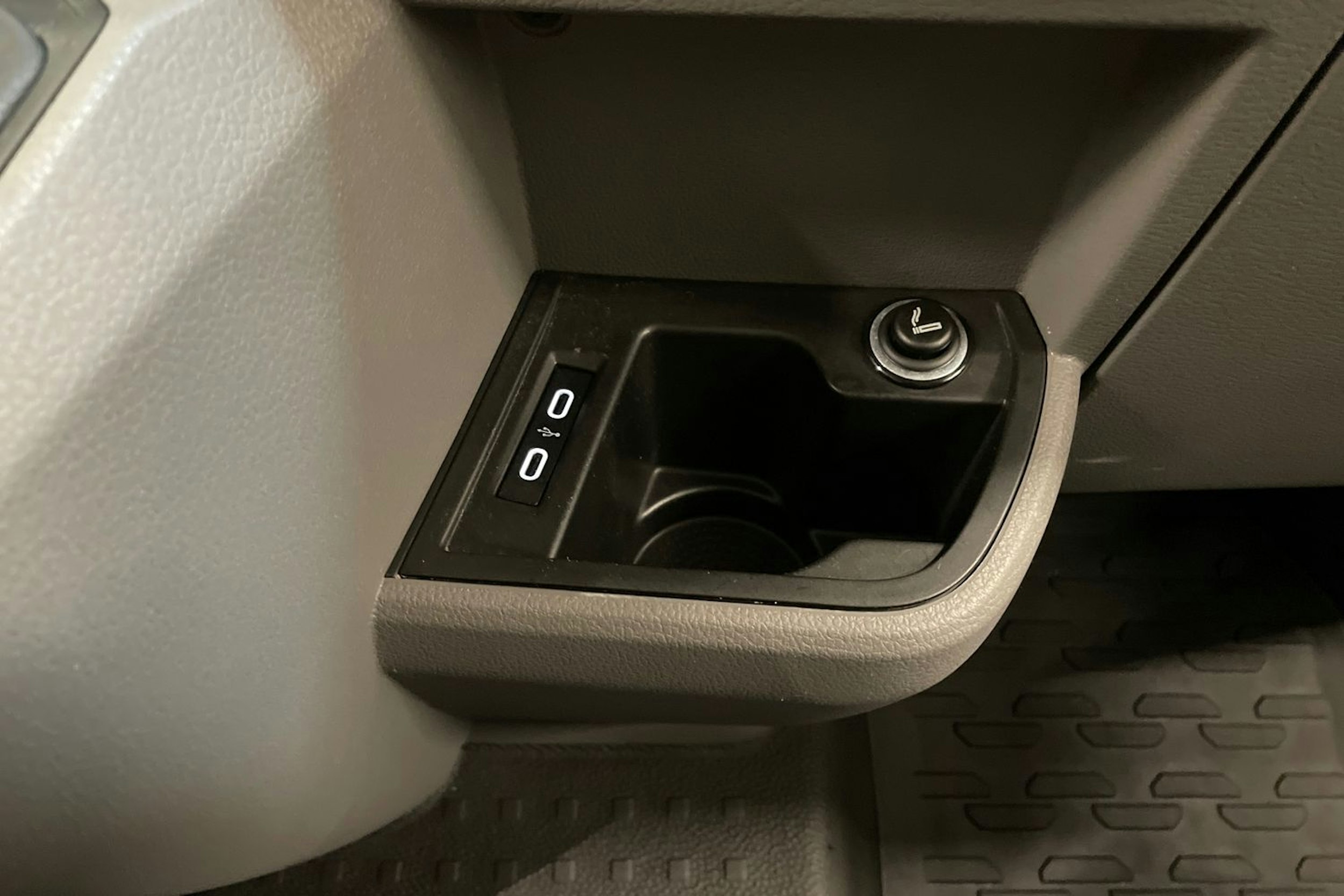 valkoinen Volkswagen Transporter 2024 kuva 23.