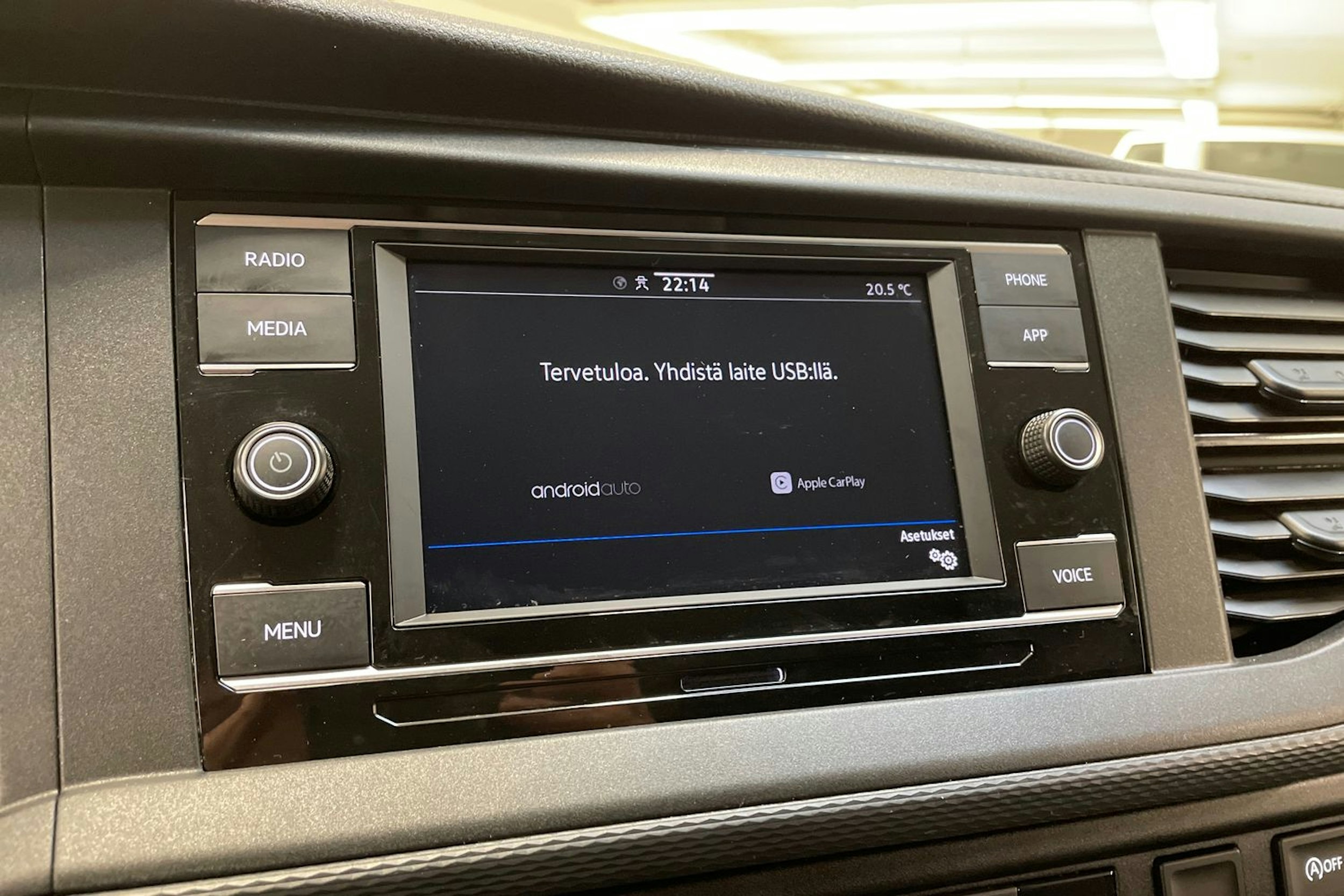 valkoinen Volkswagen Transporter 2024 kuva 24.