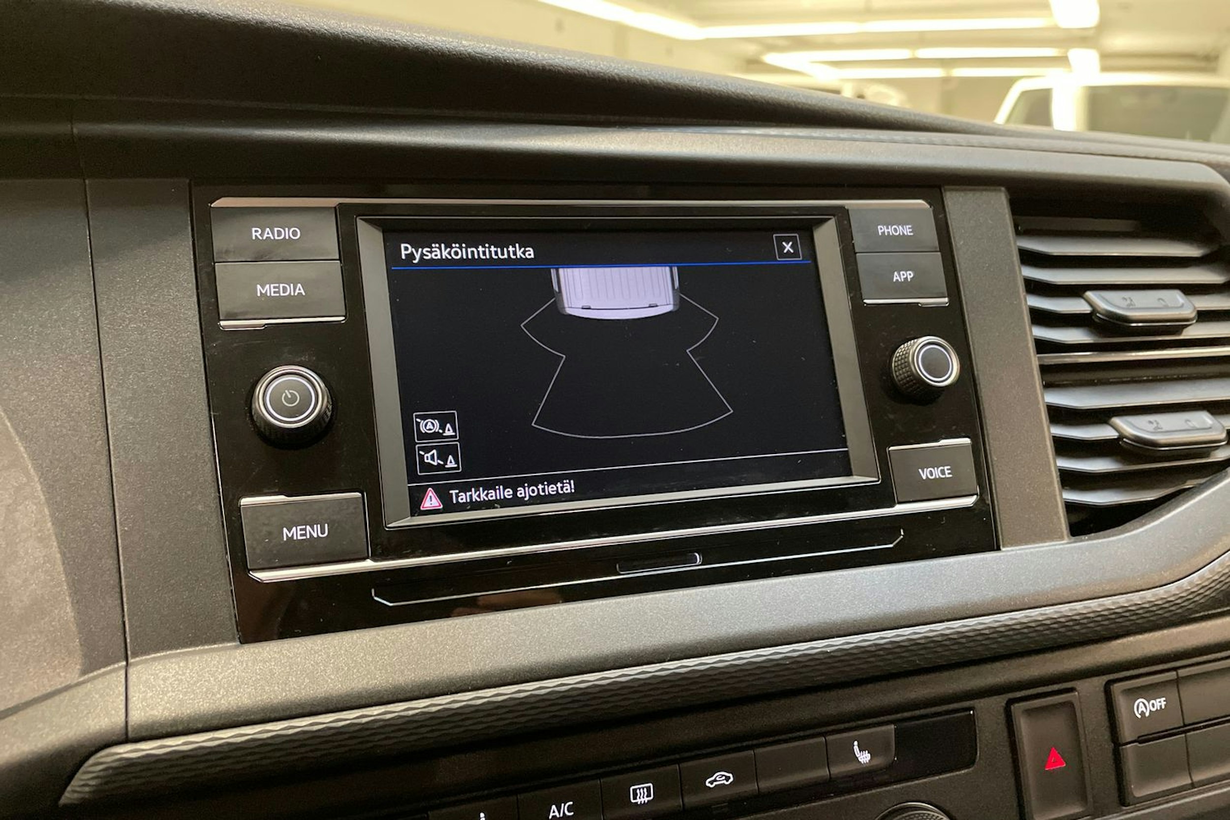 valkoinen Volkswagen Transporter 2024 kuva 25.