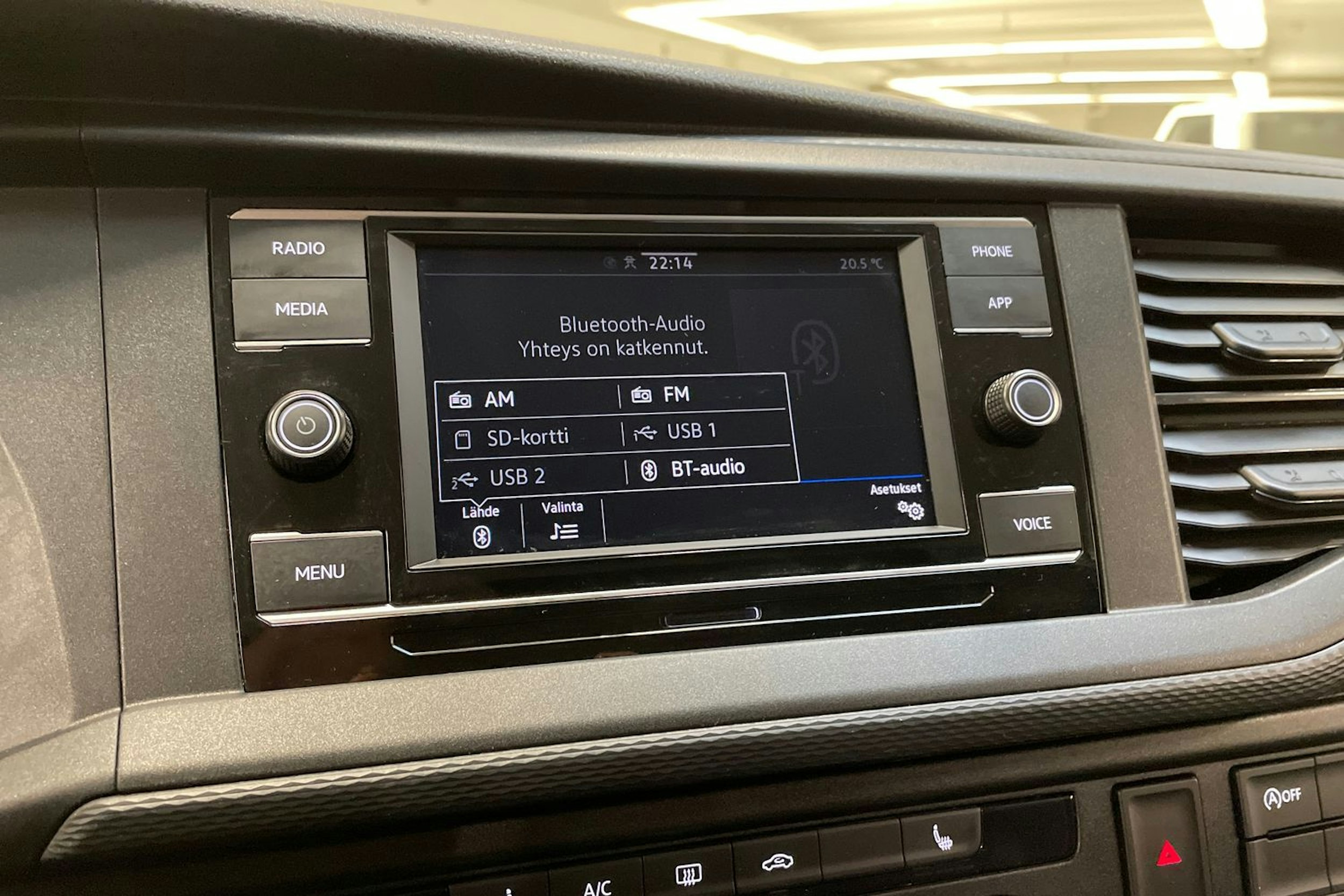 valkoinen Volkswagen Transporter 2024 kuva 26.