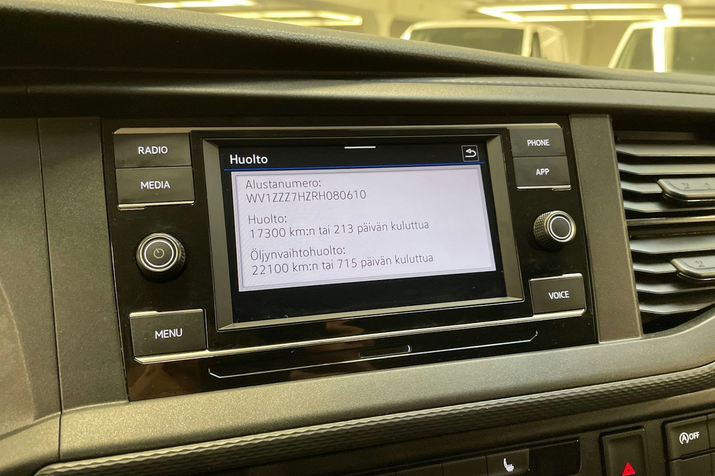 valkoinen Volkswagen Transporter 2024 kuva 27.