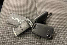 valkoinen Volkswagen Transporter 2024 kuva 28.