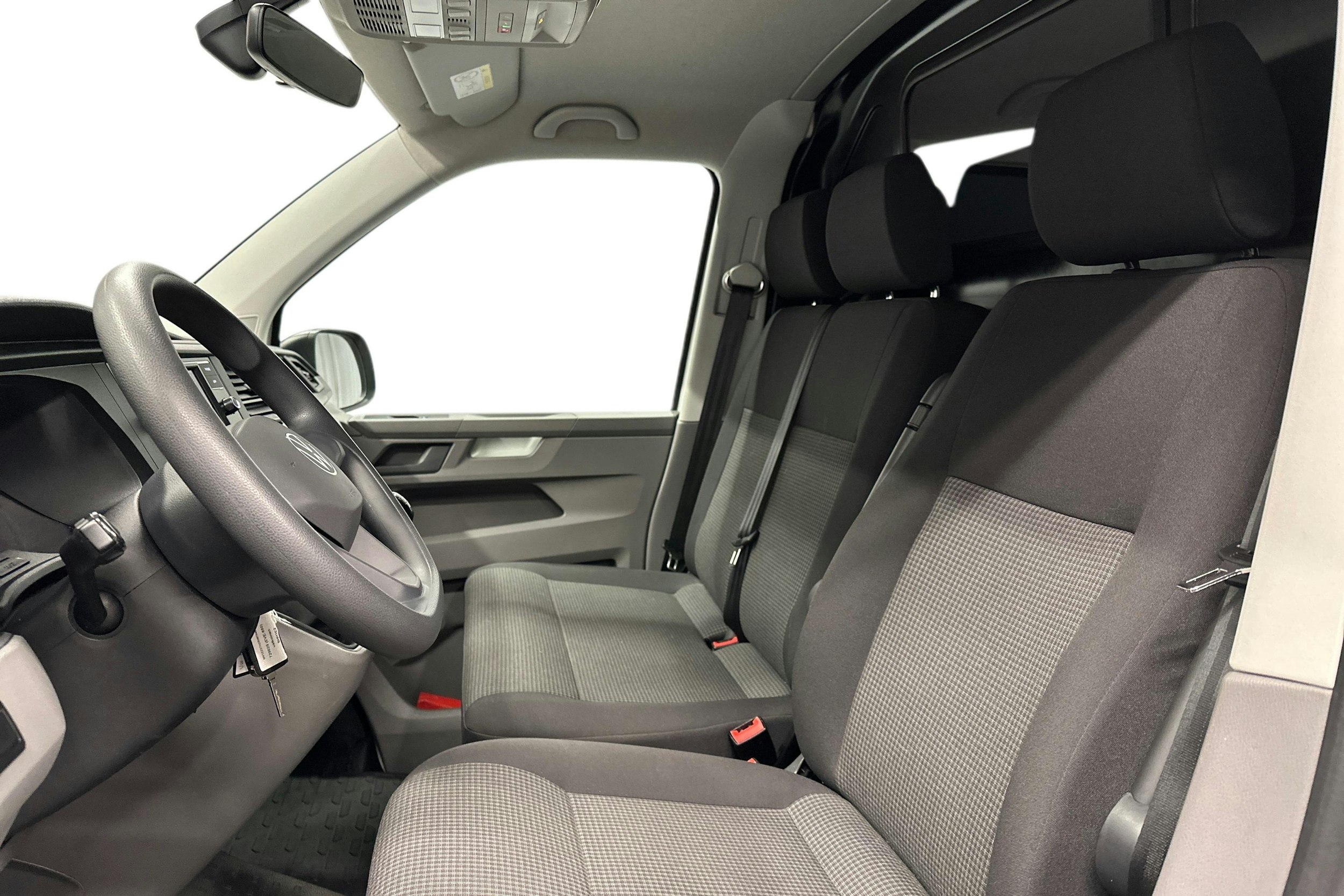 valkoinen Volkswagen Transporter 2024 kuva 11.