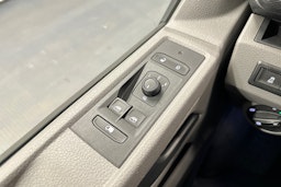 valkoinen Volkswagen Transporter 2024 kuva 13.