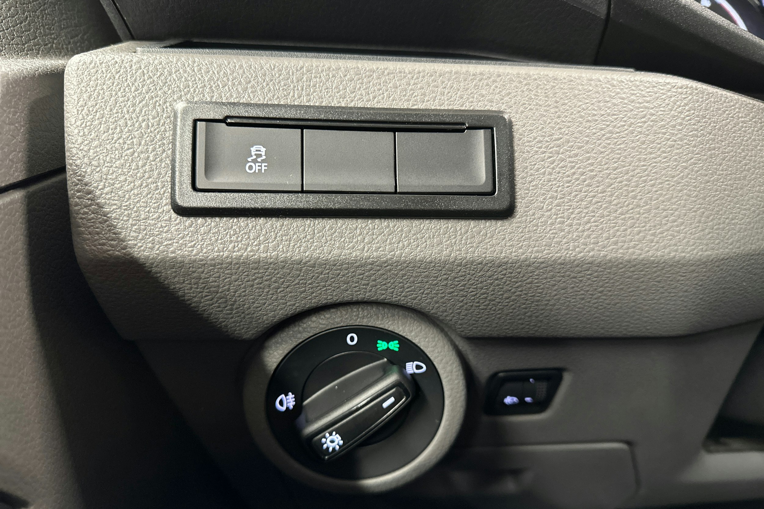 valkoinen Volkswagen Transporter 2024 kuva 15.