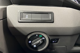 valkoinen Volkswagen Transporter 2024 kuva 15.