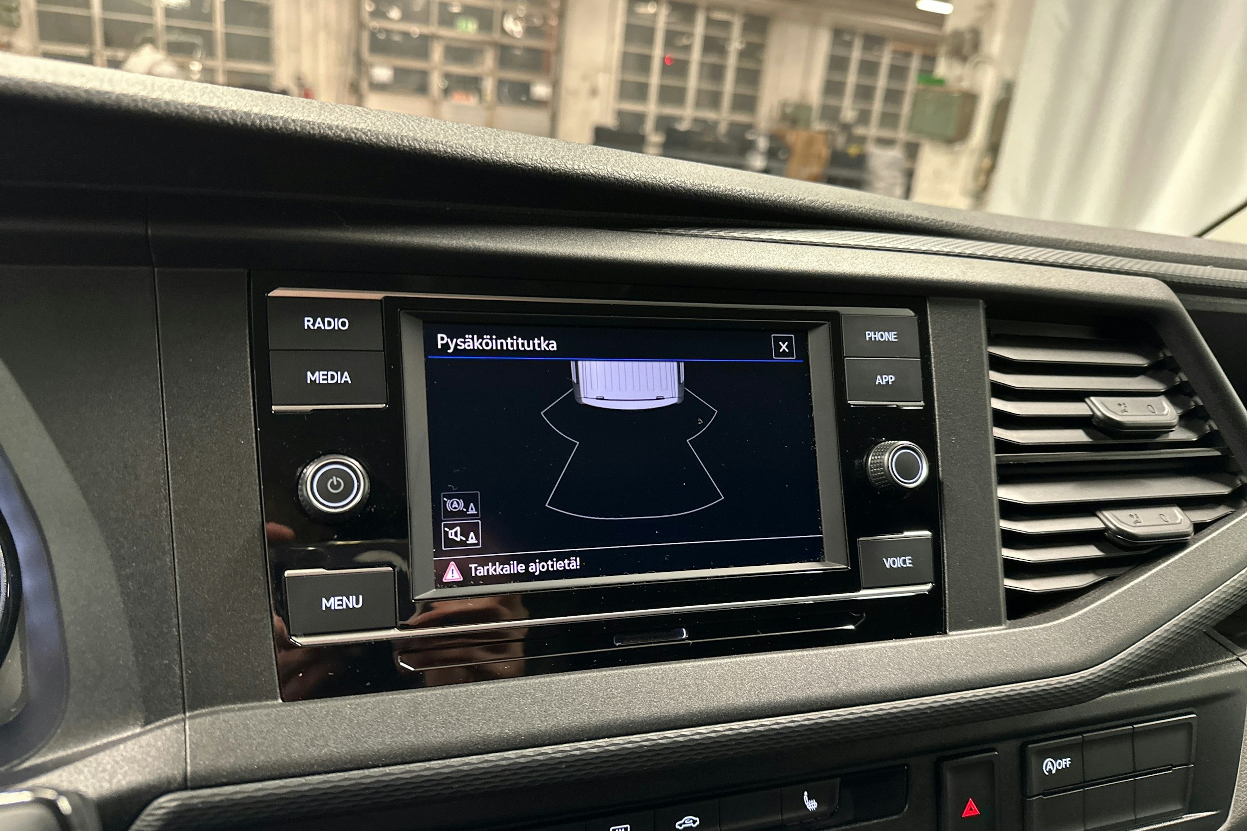 valkoinen Volkswagen Transporter 2024 kuva 18.