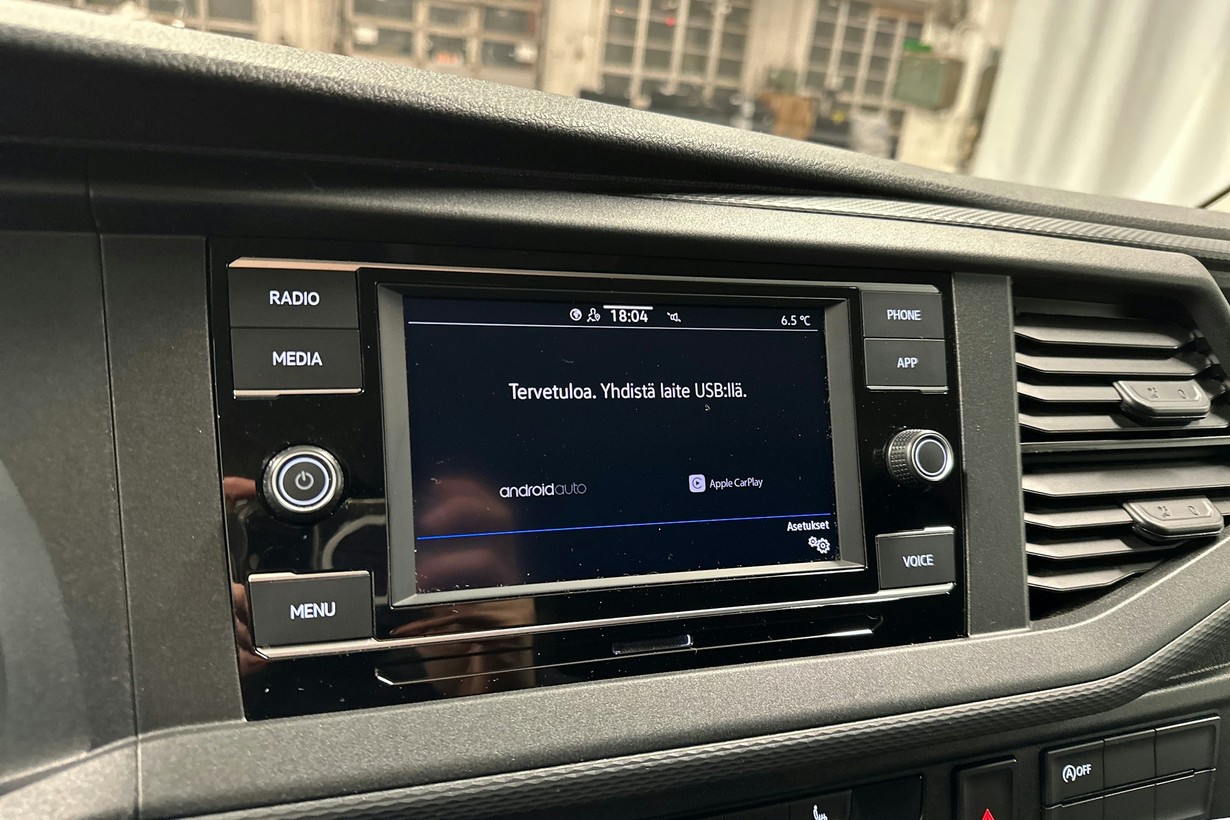 valkoinen Volkswagen Transporter 2024 kuva 19.