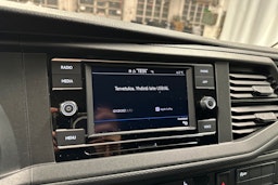 valkoinen Volkswagen Transporter 2024 kuva 19.