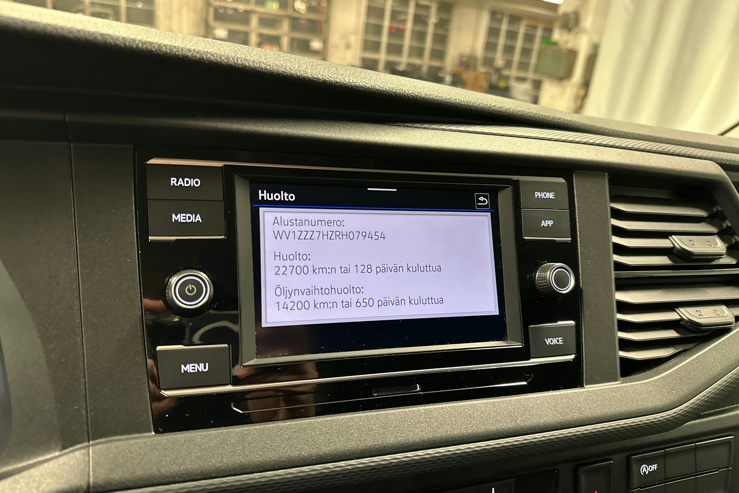 valkoinen Volkswagen Transporter 2024 kuva 20.