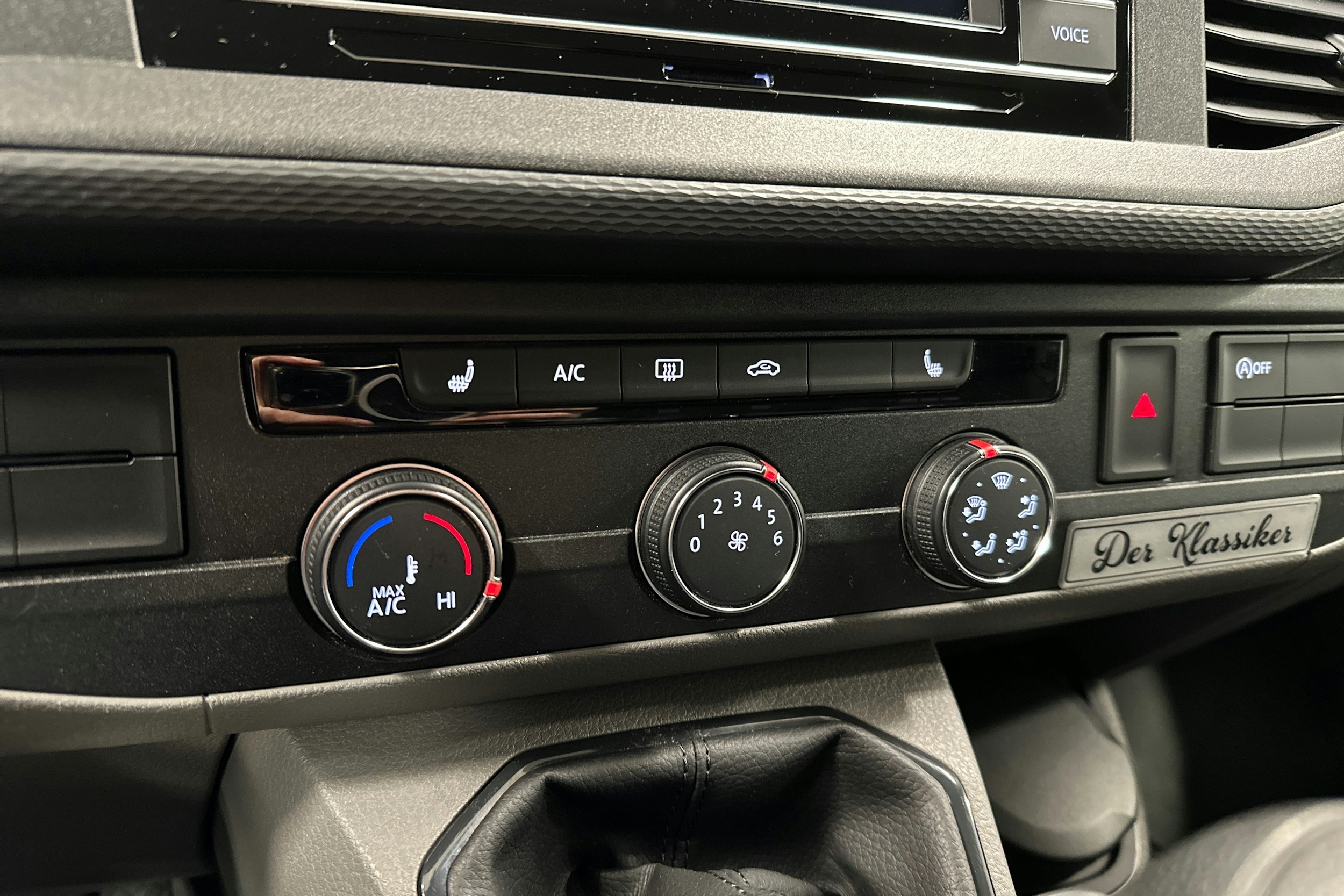 valkoinen Volkswagen Transporter 2024 kuva 21.