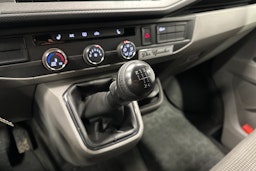 valkoinen Volkswagen Transporter 2024 kuva 22.