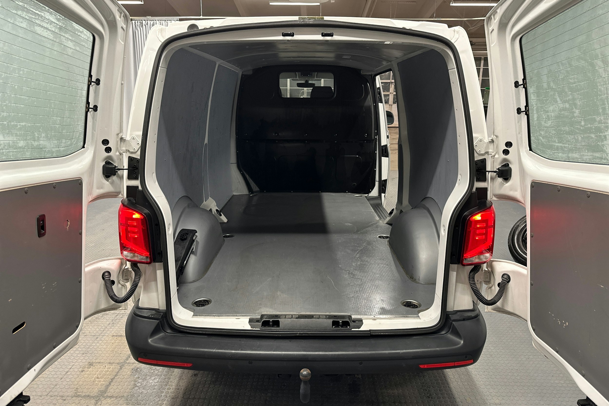 valkoinen Volkswagen Transporter 2024 kuva 23.