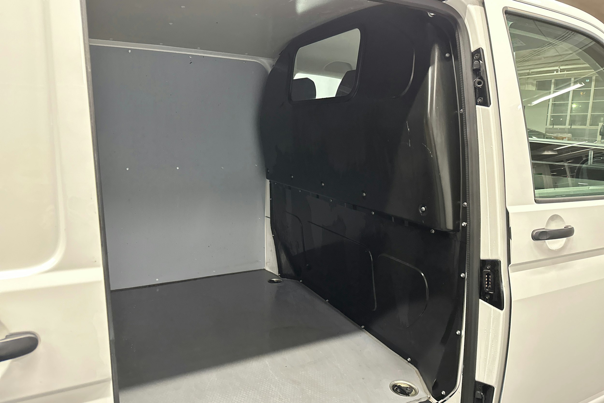 valkoinen Volkswagen Transporter 2024 kuva 24.