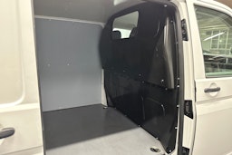 valkoinen Volkswagen Transporter 2024 kuva 24.