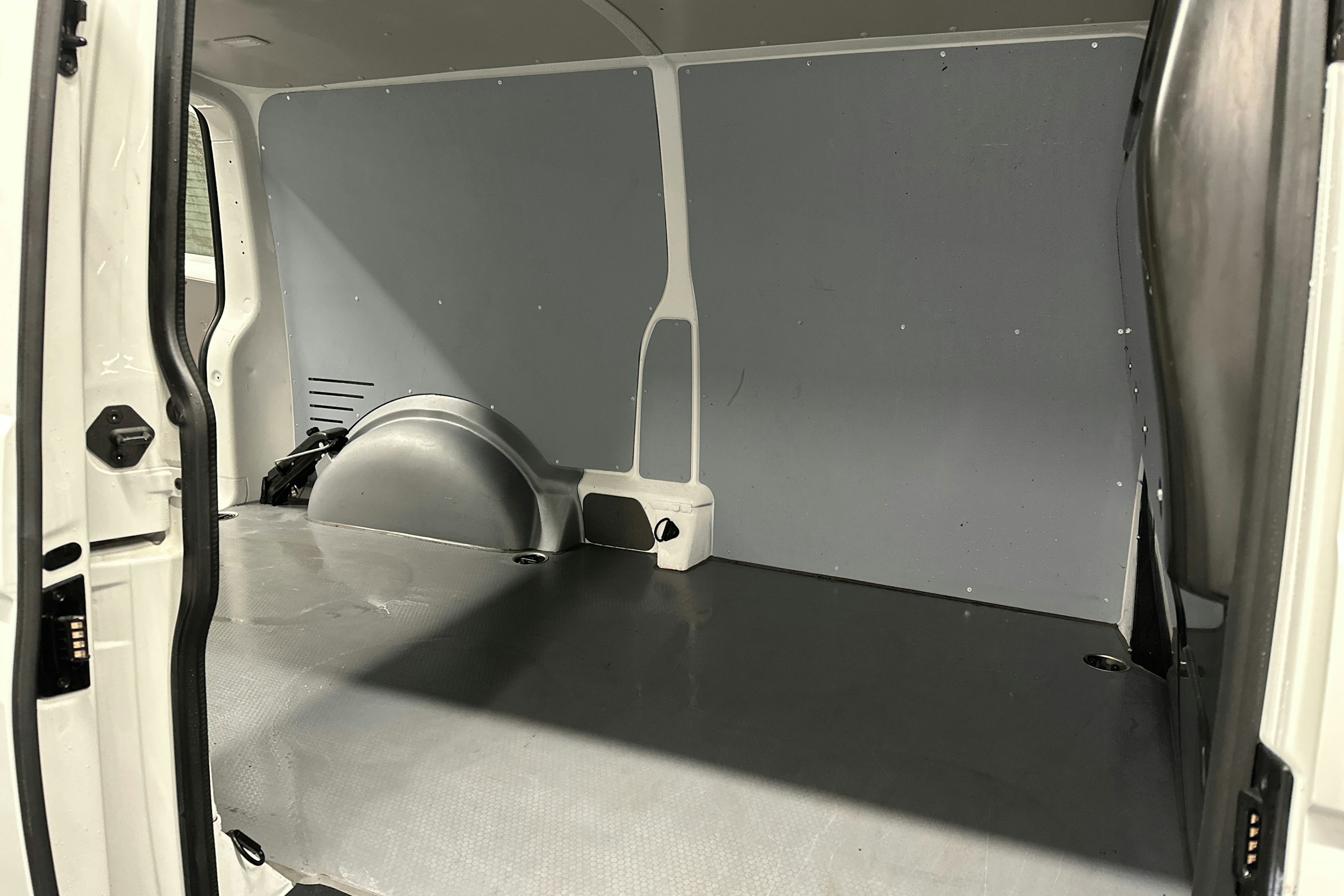 valkoinen Volkswagen Transporter 2024 kuva 25.