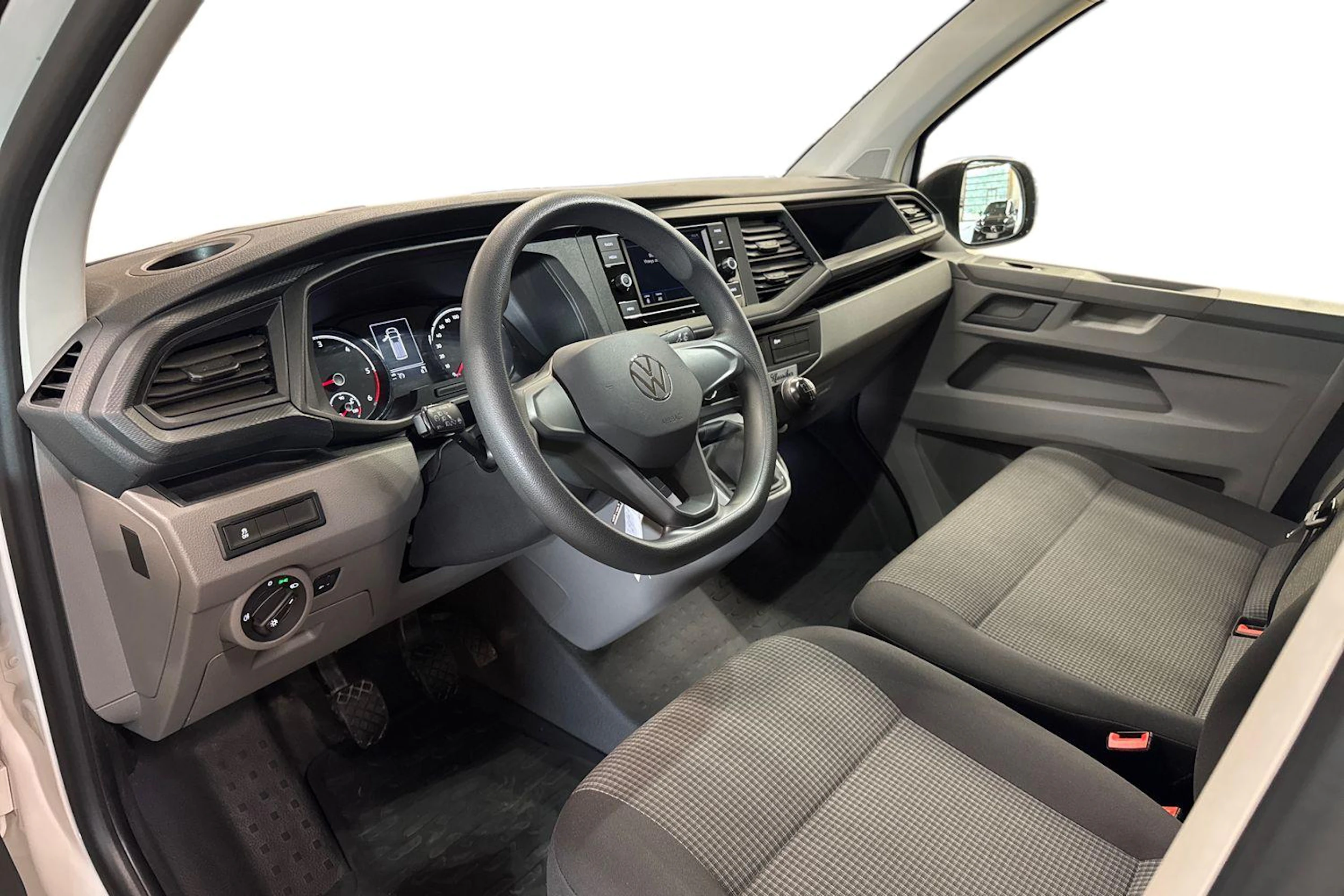 valkoinen Volkswagen Transporter 2024 kuva 8.