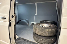 valkoinen Volkswagen Transporter 2024 kuva 11.