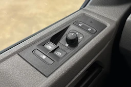 valkoinen Volkswagen Transporter 2024 kuva 13.