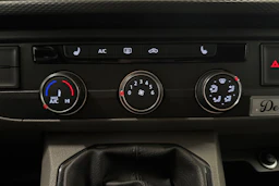 valkoinen Volkswagen Transporter 2024 kuva 20.