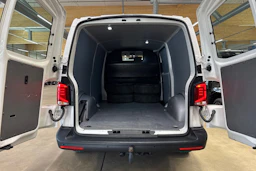 valkoinen Volkswagen Transporter 2024 kuva 22.