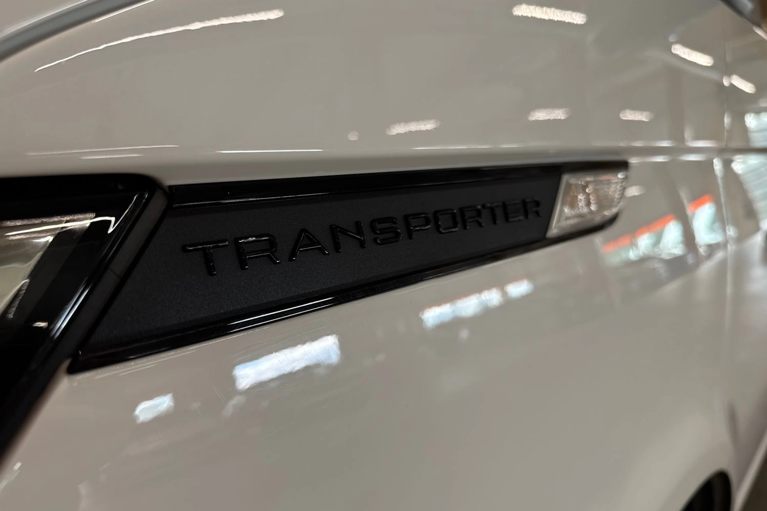 valkoinen Volkswagen Transporter 2024 kuva 23.
