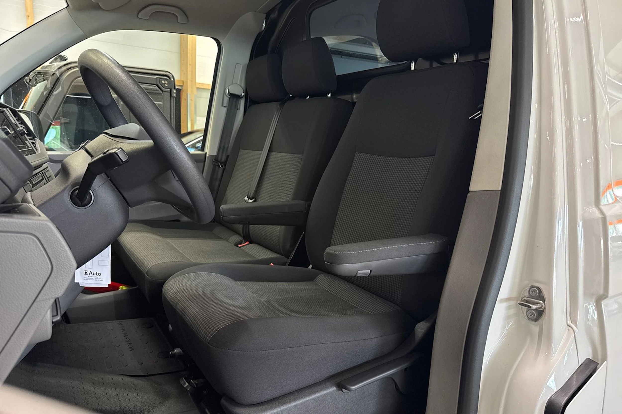 valkoinen Volkswagen Transporter 2024 kuva 25.