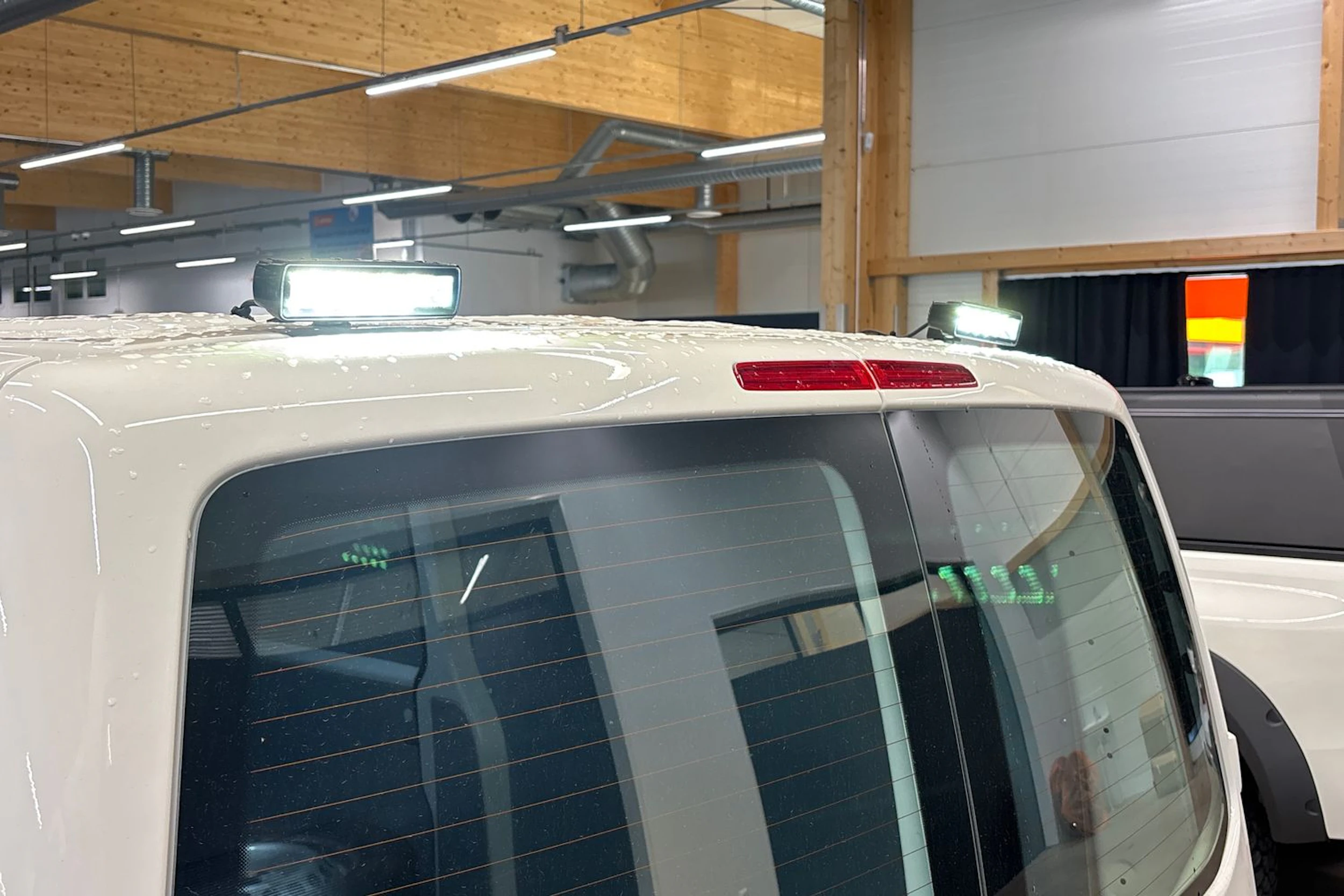 valkoinen Volkswagen Transporter 2024 kuva 28.
