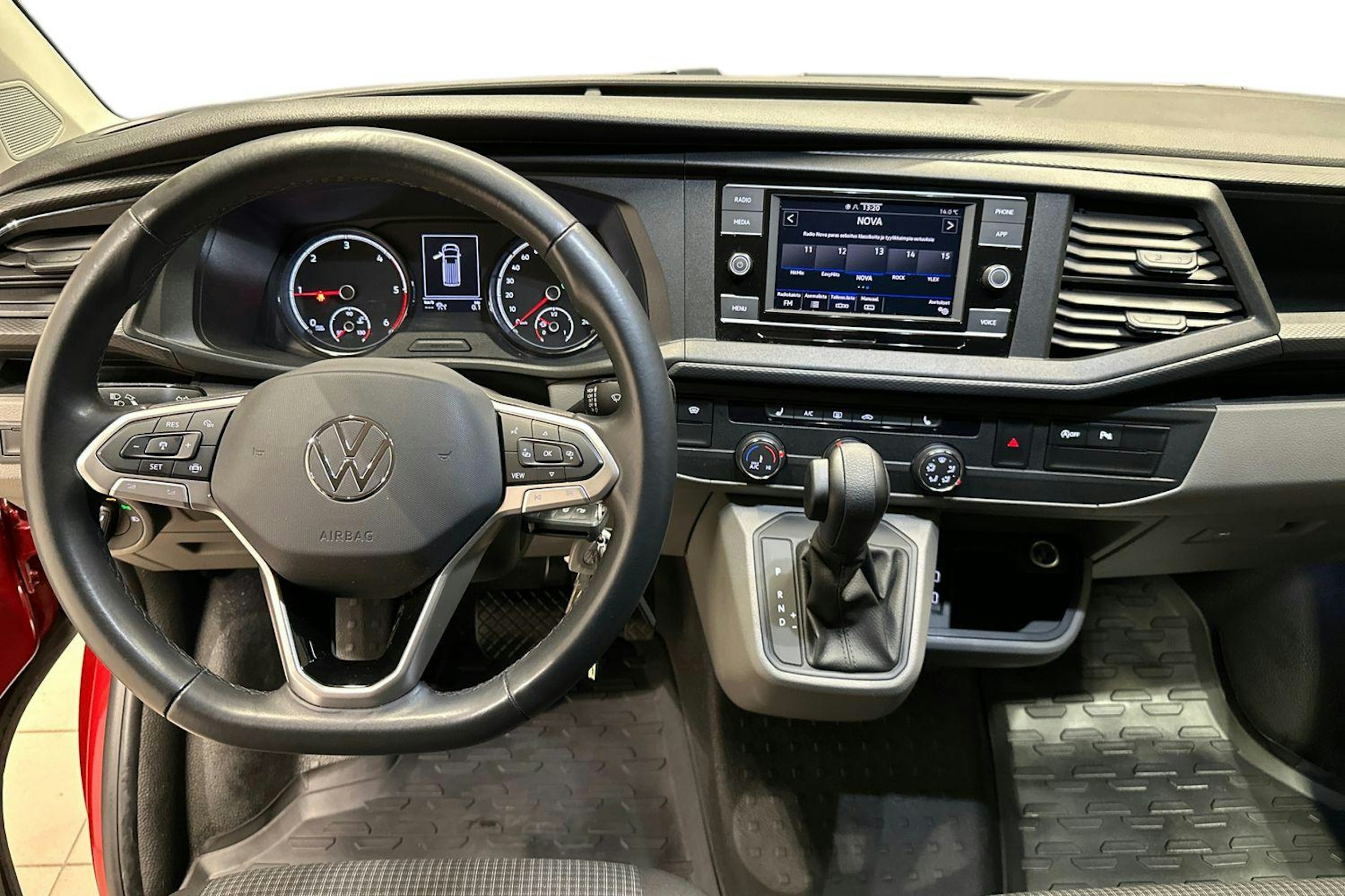 Punainen Volkswagen TRANSPORTER 2024 kuva 7.