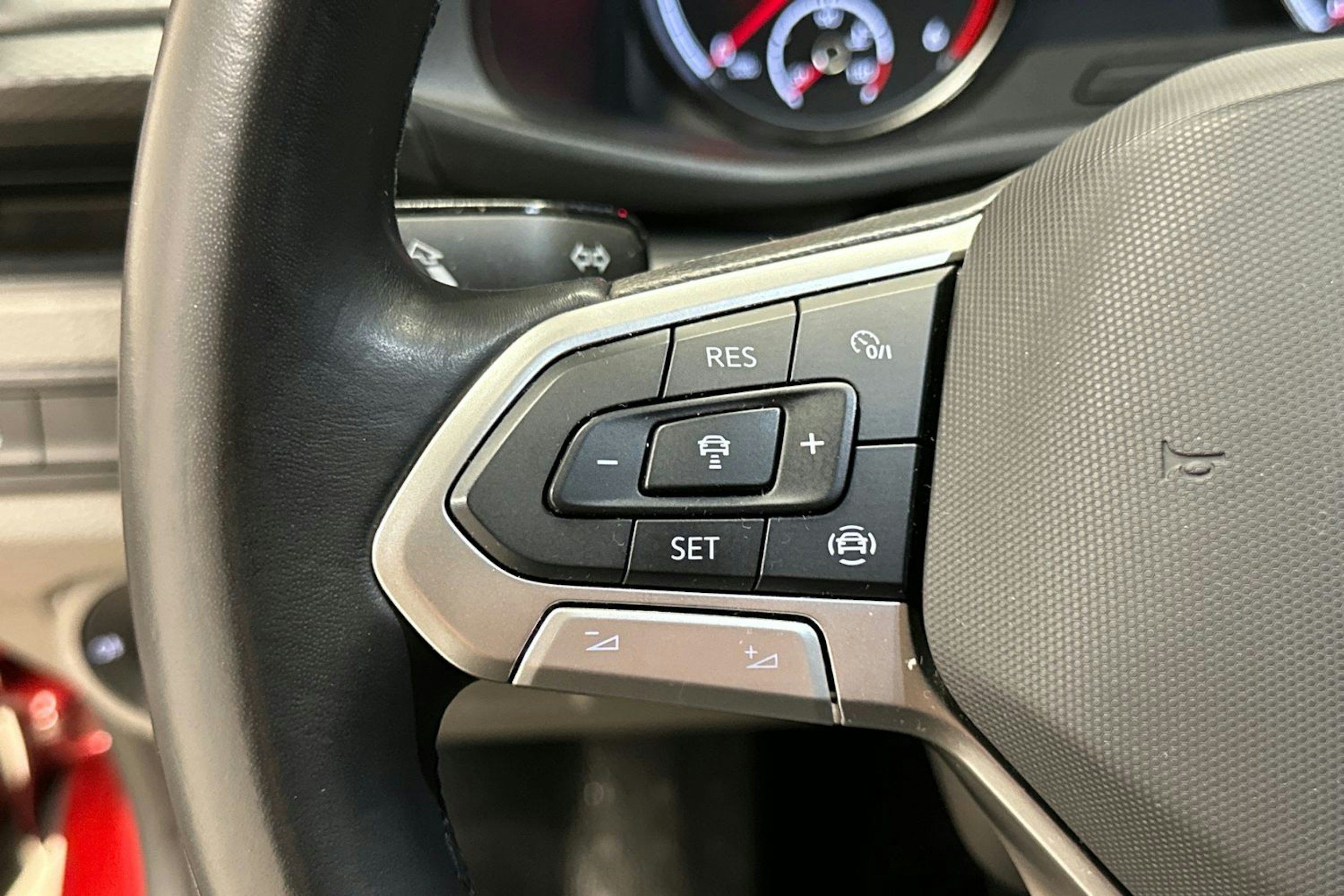 Punainen Volkswagen TRANSPORTER 2024 kuva 12.