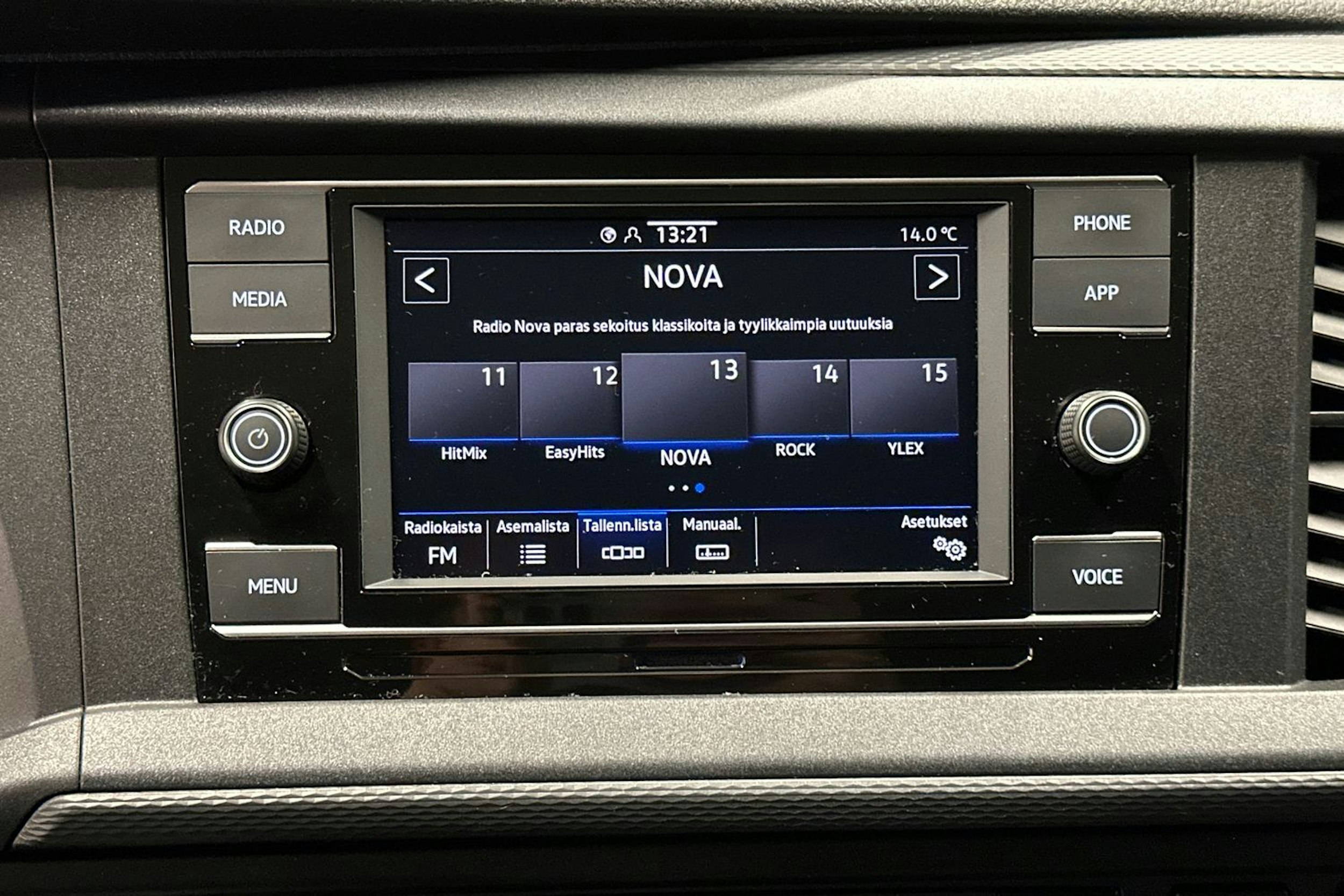 Punainen Volkswagen TRANSPORTER 2024 kuva 15.