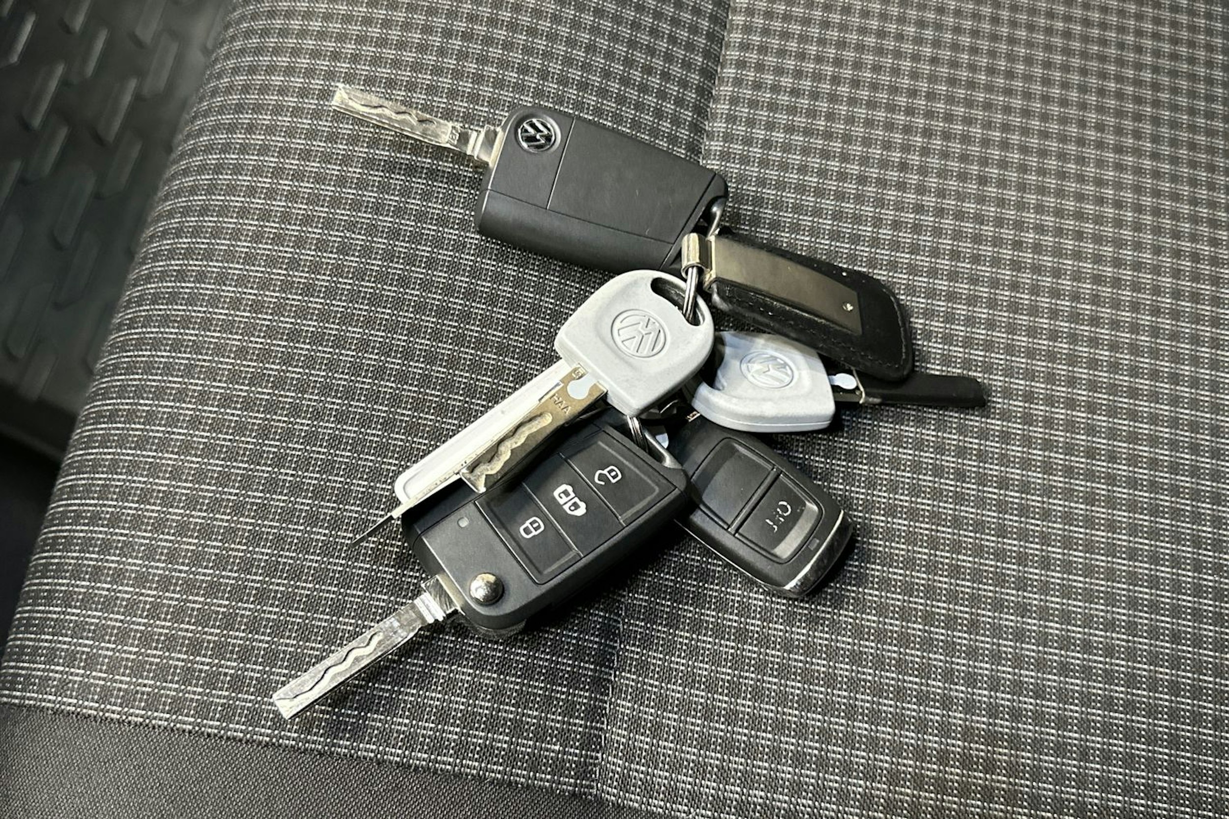 Punainen Volkswagen TRANSPORTER 2024 kuva 19.