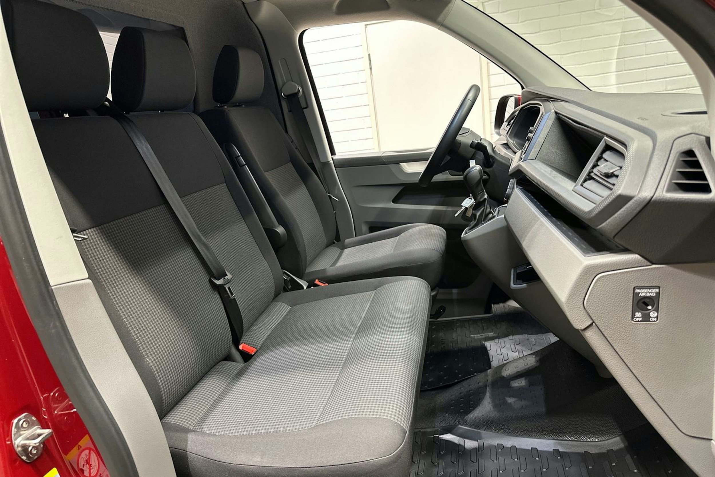 Punainen Volkswagen TRANSPORTER 2024 kuva 20.
