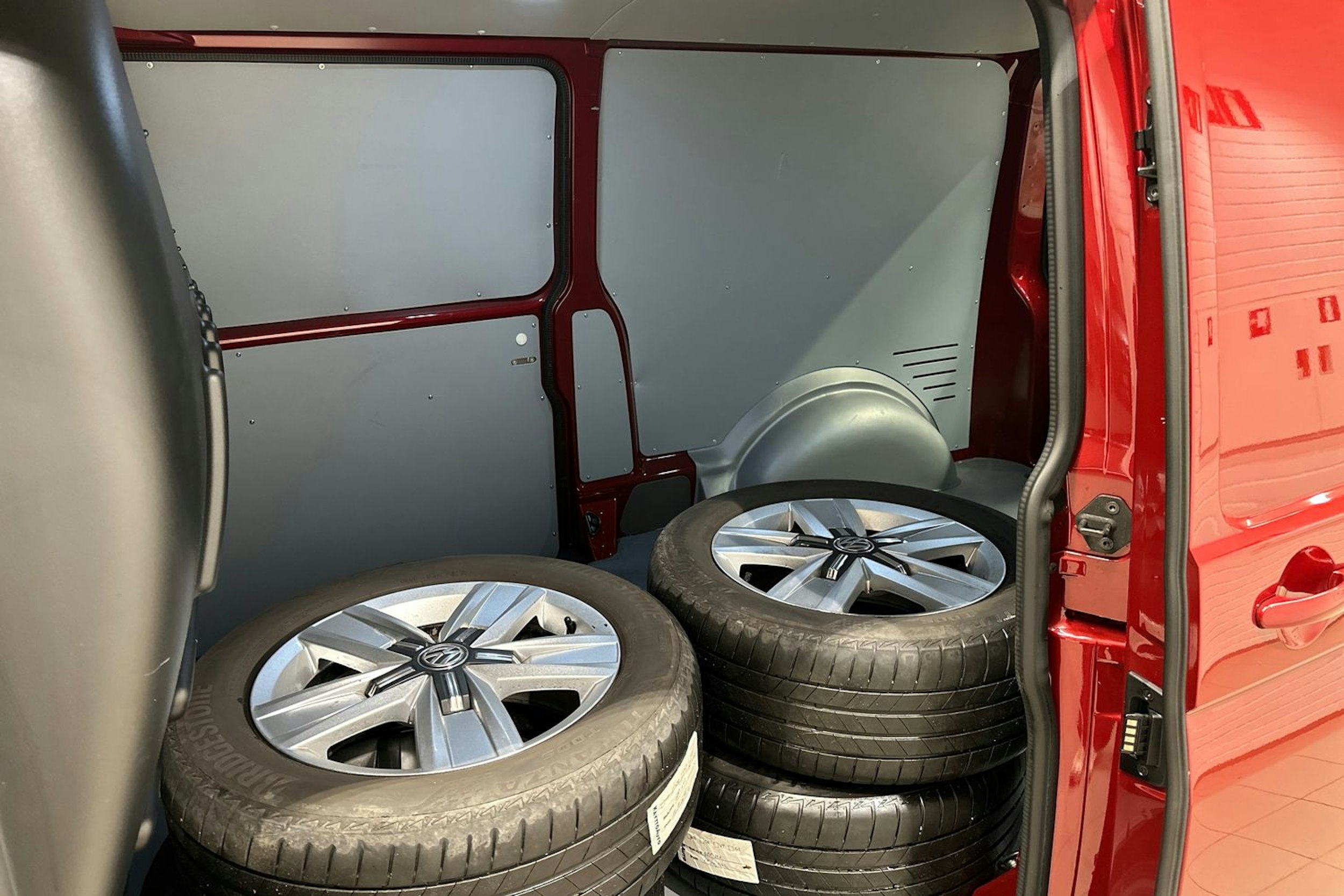 Punainen Volkswagen TRANSPORTER 2024 kuva 22.
