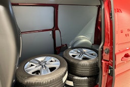 Punainen Volkswagen TRANSPORTER 2024 kuva 22.