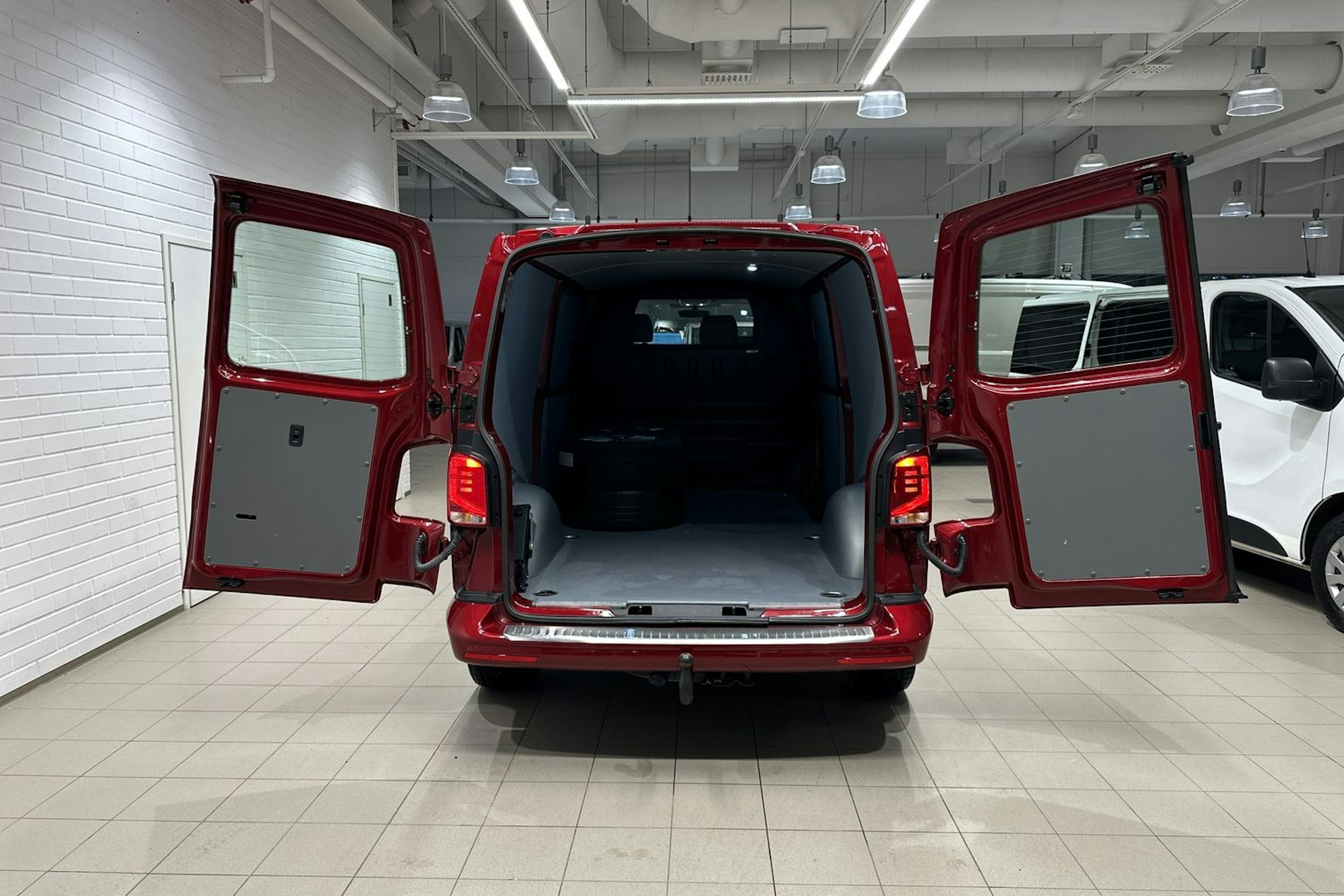 Punainen Volkswagen TRANSPORTER 2024 kuva 25.