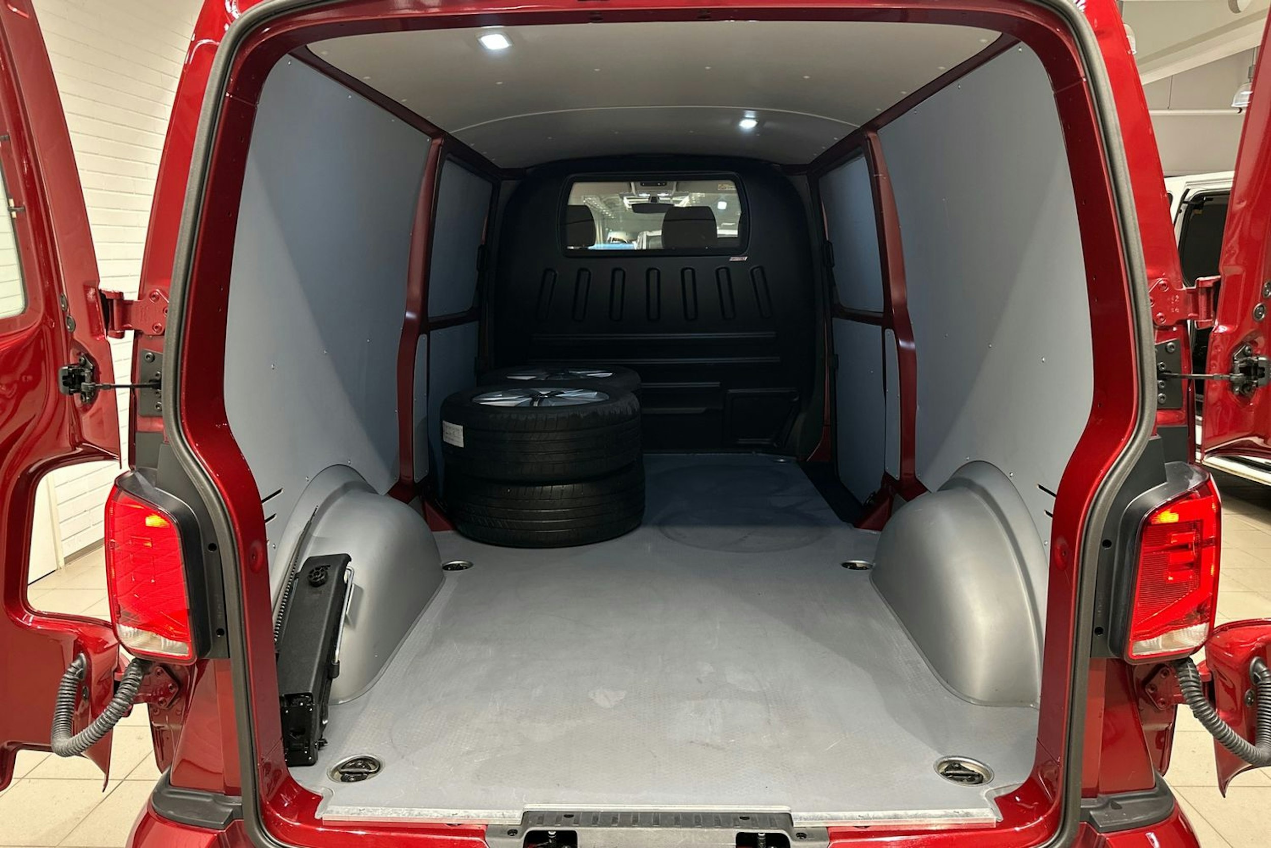 Punainen Volkswagen TRANSPORTER 2024 kuva 26.