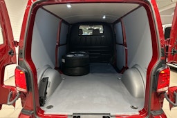 Punainen Volkswagen TRANSPORTER 2024 kuva 26.