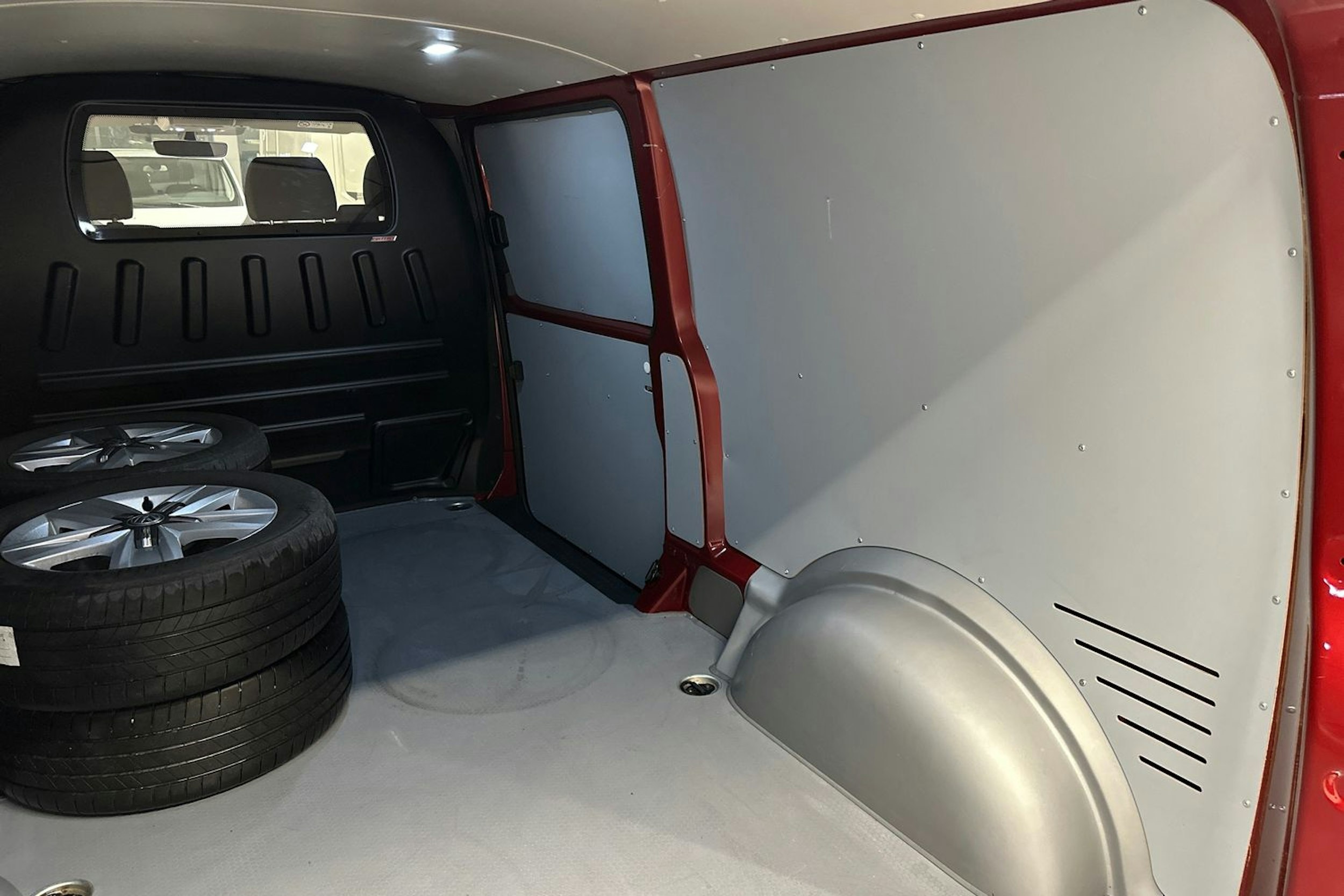 Punainen Volkswagen TRANSPORTER 2024 kuva 28.