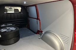 Punainen Volkswagen TRANSPORTER 2024 kuva 28.