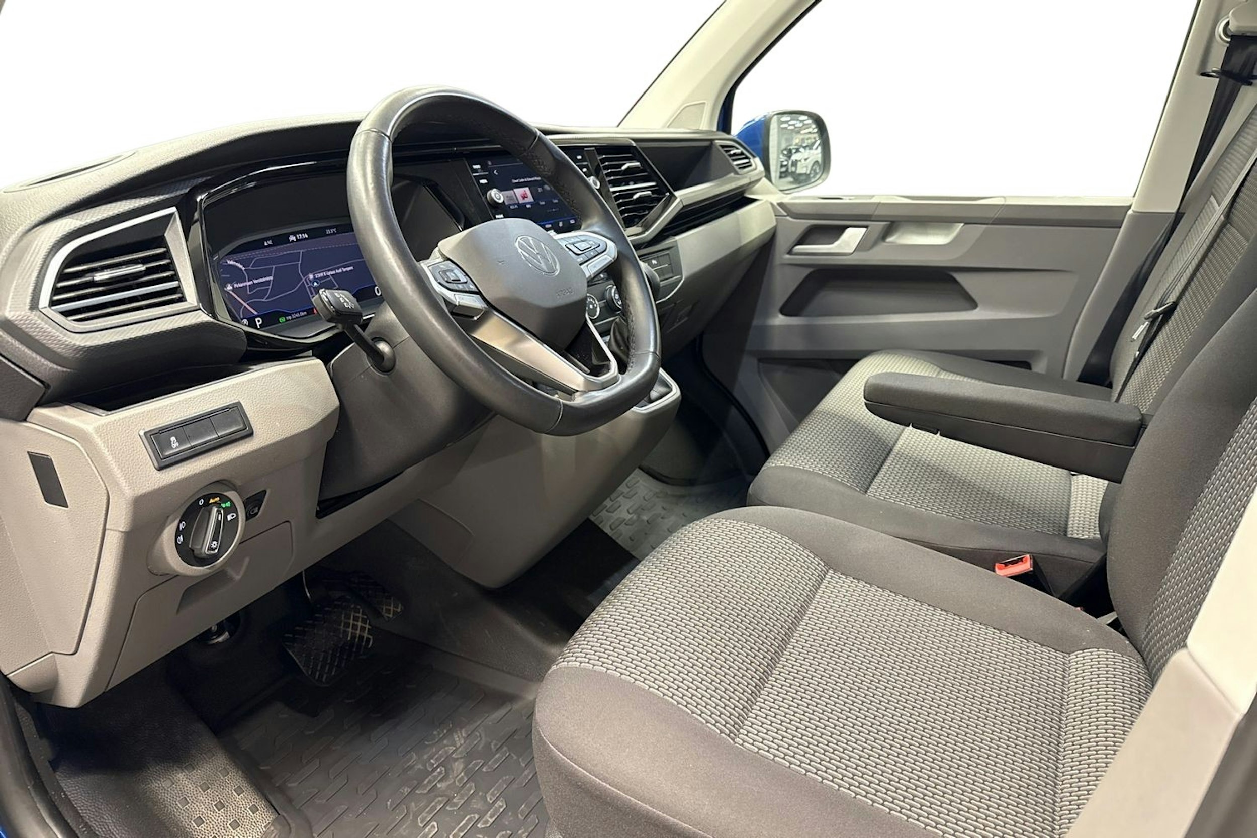 sininen Volkswagen Transporter 2024 kuva 6.