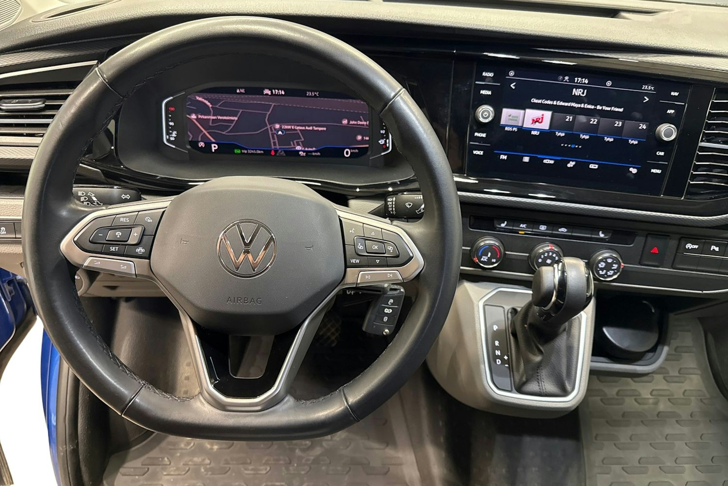 sininen Volkswagen Transporter 2024 kuva 7.