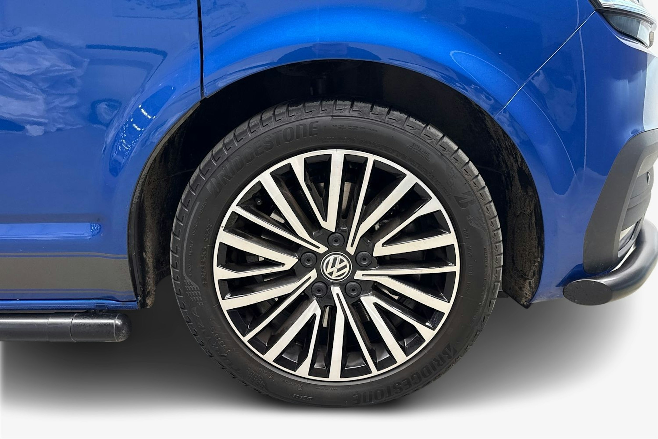 sininen Volkswagen Transporter 2024 kuva 9.