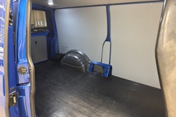 sininen Volkswagen Transporter 2024 kuva 10.