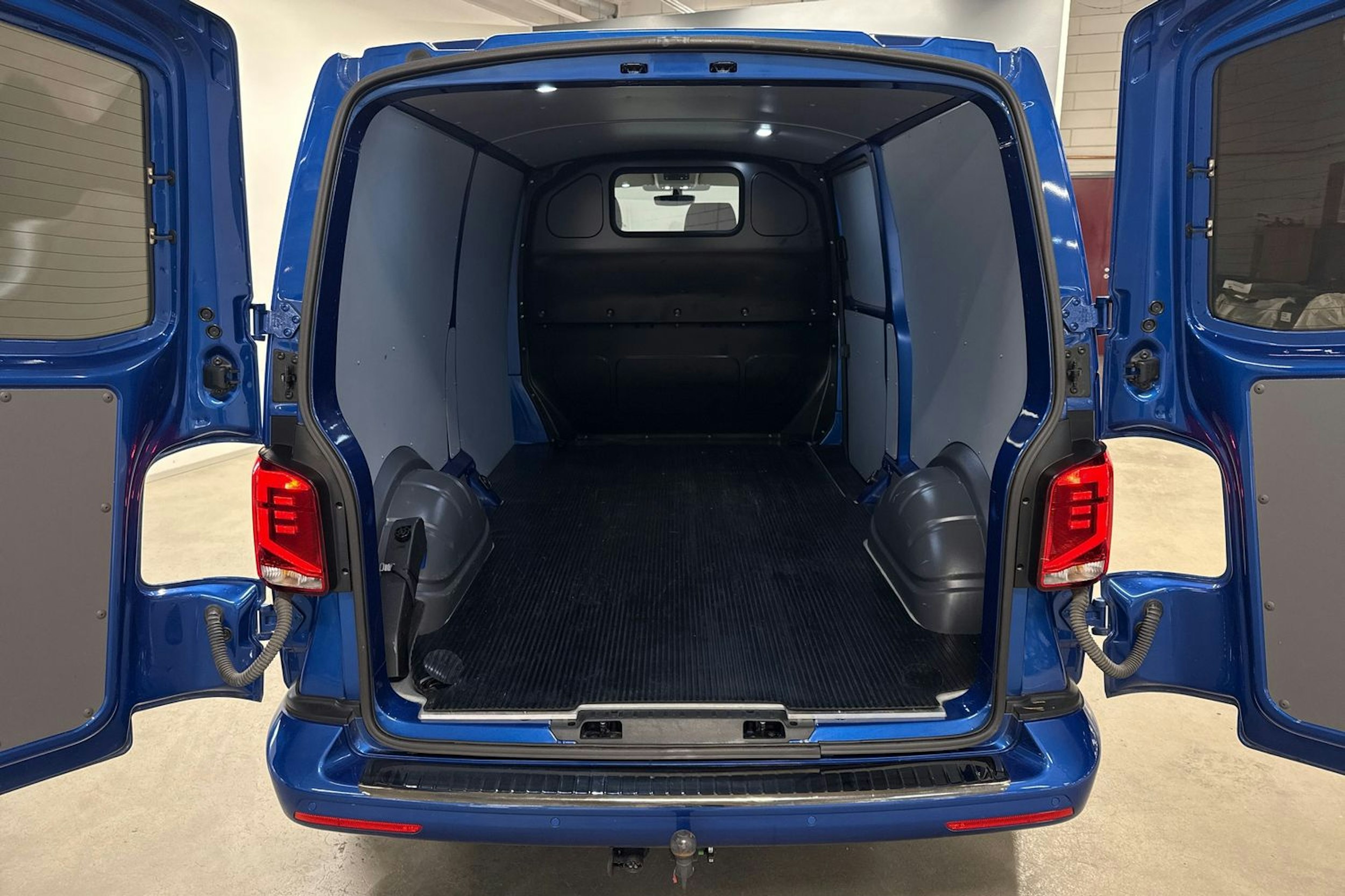 sininen Volkswagen Transporter 2024 kuva 11.