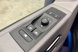 sininen Volkswagen Transporter 2024 kuva 13.