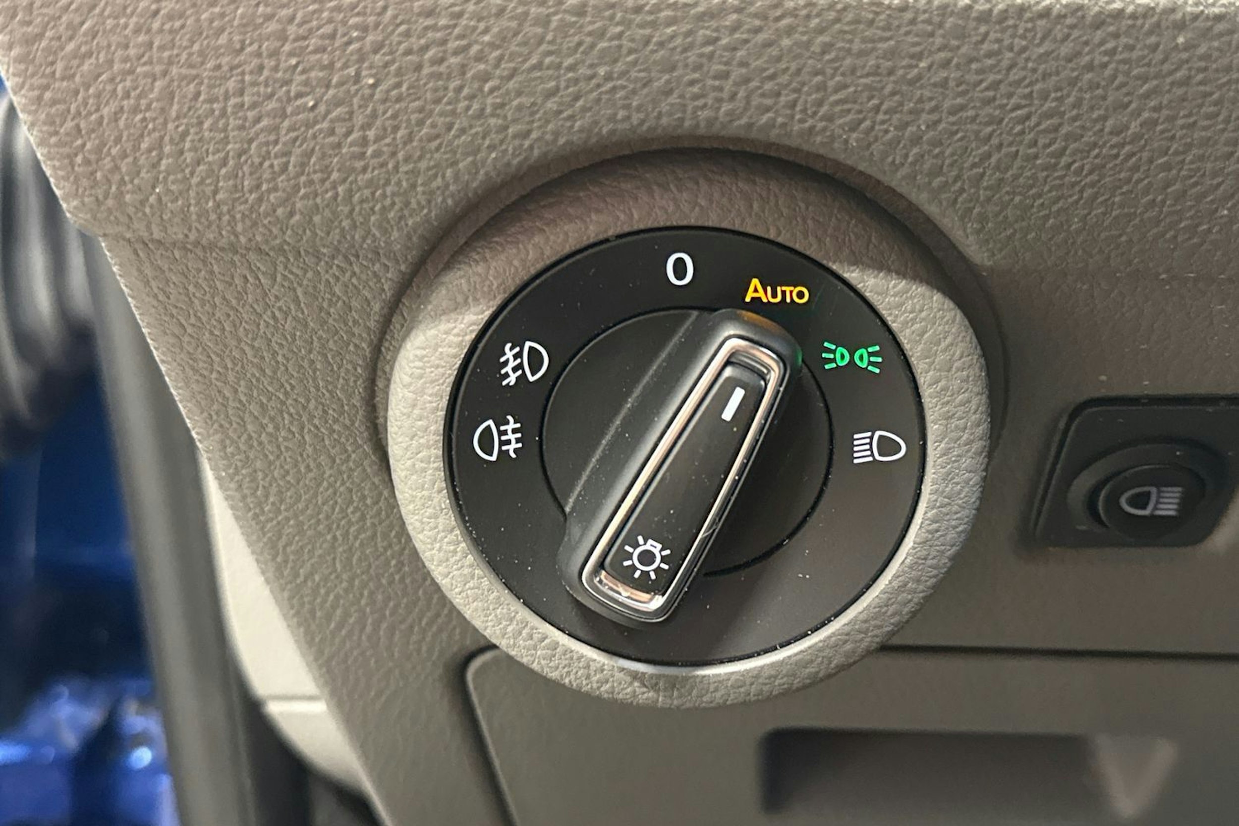 sininen Volkswagen Transporter 2024 kuva 14.