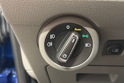 sininen Volkswagen Transporter 2024 kuva 14.